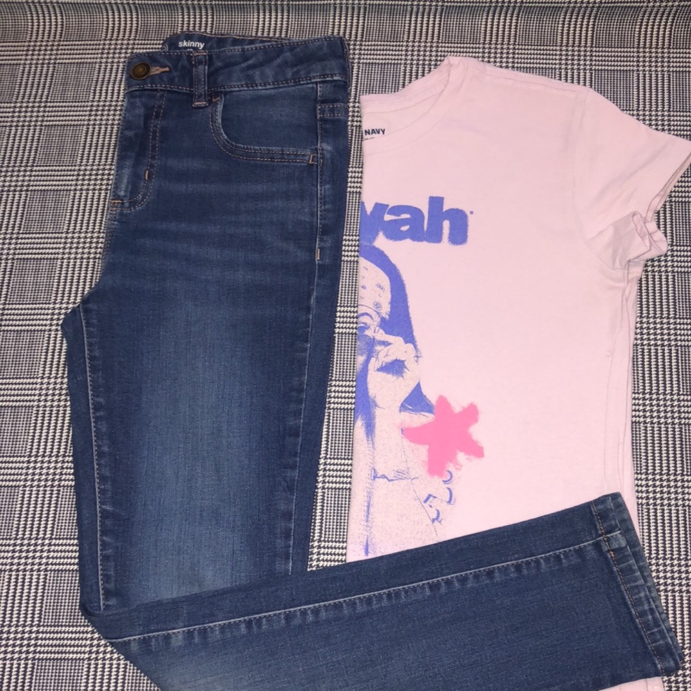 Old Navy’s Pink Tee-Shirt of Superstar Aaliyah & Straight-Legs Blue Jeans